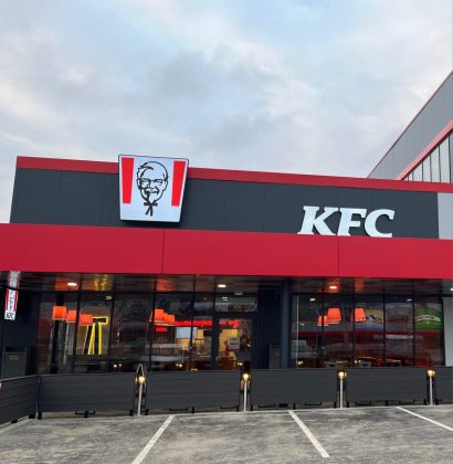 Sediul Sphera Franchise Group cu logo-uri KFC, Taco Bell și Hard Rock Cafe, simbolizând investiții restaurante și expansiune lanțuri restaurante în România. | sursa foto: Economica