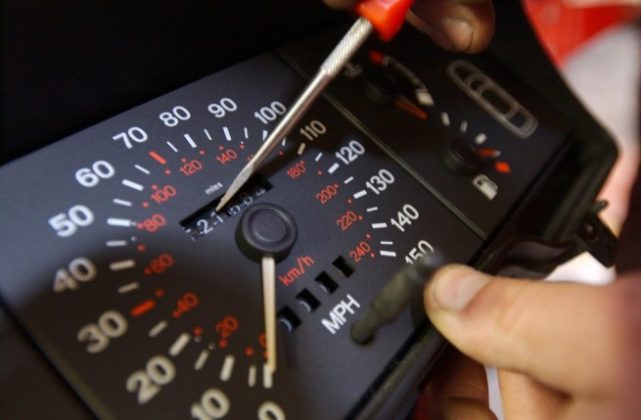 Care sunt mărcile şi modele de maşini care cel mai des kilometrajul dat înapoi – analiză carVertical