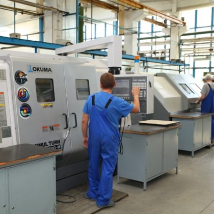 Sediul Turbomecanica cu angajați în față, simbolizând concedieri colective Turbomecanica și restructurare companie pentru reducere costuri salarii. | sursa foto: Economica