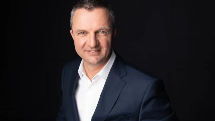 Vicepreședinte Samsung România: Cea mai rapidă creștere vine din ceasuri, căști și alte dispozitive inteligente. Românii cumpără mai puține telefoane, dar aleg modele mai scumpe