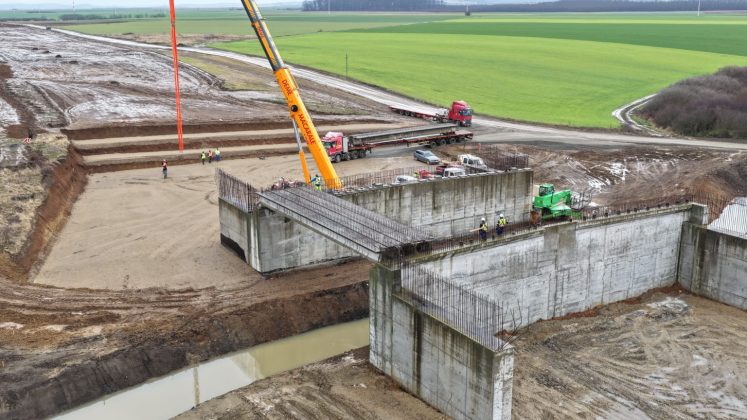 FOTO Autostrada Transilvania: Se montează grinzi pe lotul Chiribiș – Biharia. „Fantoma” Bechtel încă bântuie șantierul