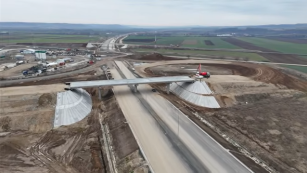 VIDEO Autostrada Transilvania: Imagini noi cu lucrările reluate la tronsonul Suplacu de Barcău – Chiribiș