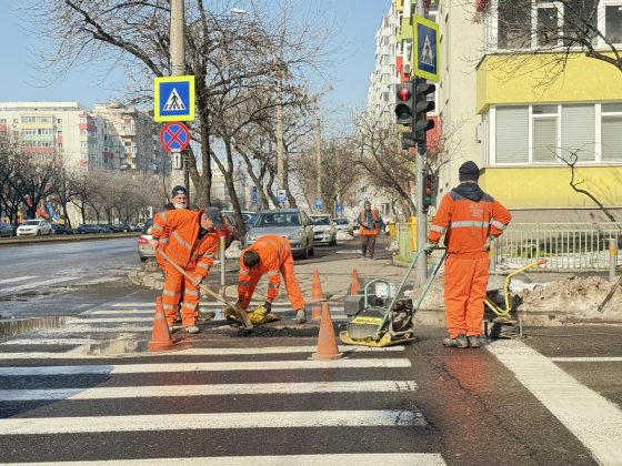 Administrația Străzilor București a demarat astăzi lucrările de astupare a gropilor
