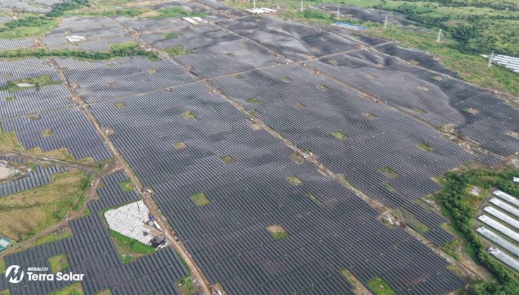 Cel mai mare parc fotovoltaic cu baterii din lume a început producția de energie