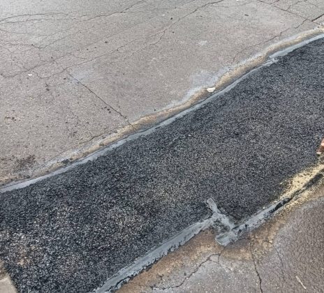 Premieră în România. O primărie astupă gropile raportate pe Waze