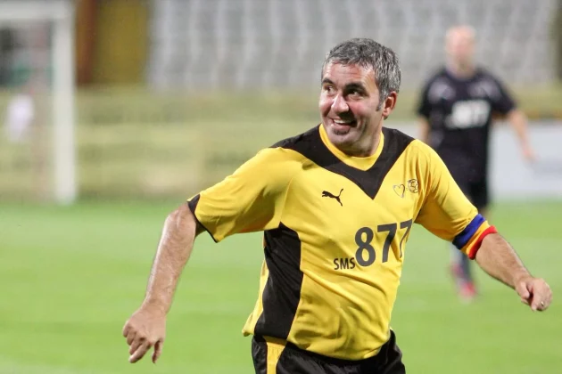 Gică Hagi discutând cu investitori în biroul clubului Farul Constanța înainte de a deveni selecționer România | sursa foto: Economica Gică Hagi discutând cu investitori în biroul clubului Farul Constanța înainte de a deveni selecționer România | sursa foto: Economica