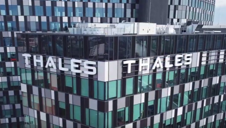 Thales România, care vrea să angajeze peste 1.000 de oameni la București, trece pe pierderi în 2025