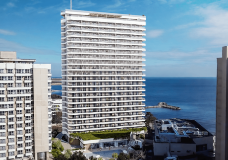 Reprezentanți Alpha Builders prezentând emisiunea obligațiuni Alpha Builders pentru finanțare proiecte imobiliare și listare BVB pe ecran digital. | sursa foto: Economica