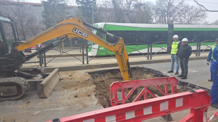 Restricţiile pe șoseaua Mihai Bravu, acolo unde s-a prăbușit o parte din carosabil, se mențin