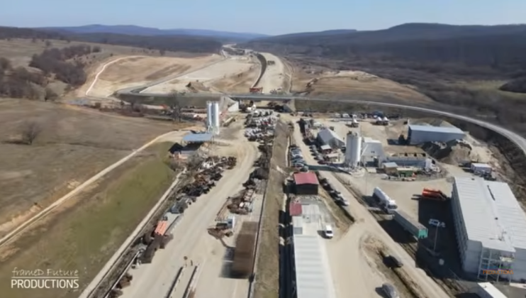 VIDEO Șantierul de autostradă din România unde se lucrează cu șase echipe, inclusiv nopțile și în weekend