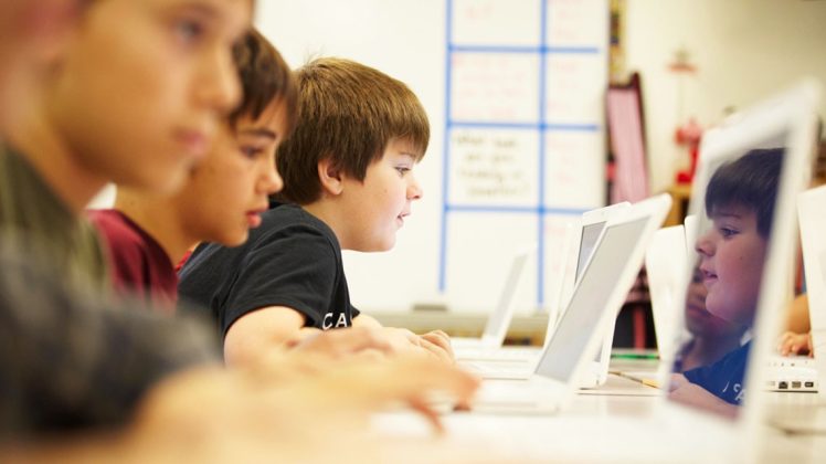 Ghid gratuit de inteligenţă artificială  – Cum să integrăm AI în procesul educaţional (ICDL România)