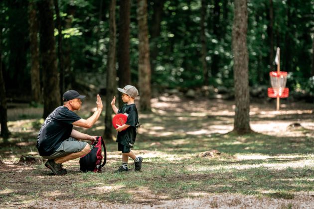 FOTO Sportul care aduce bani pentru primării și mediul privat a ajuns în România:  îl poate practica oricine. De la Oslo  la Burgas, disc golf prinde aripi în Europa
