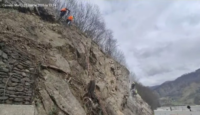 VIDEO Cum mai decurg lucrările de stabilizare a versanților pe DN 7 – Valea Oltului