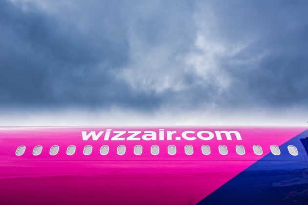 Avion Wizz Air pe pistă aeroport din Orientul Mijlociu, simbolizând pierderea companiei și impactul conflictului din Iran asupra zborurilor regionale | sursa foto: Economica