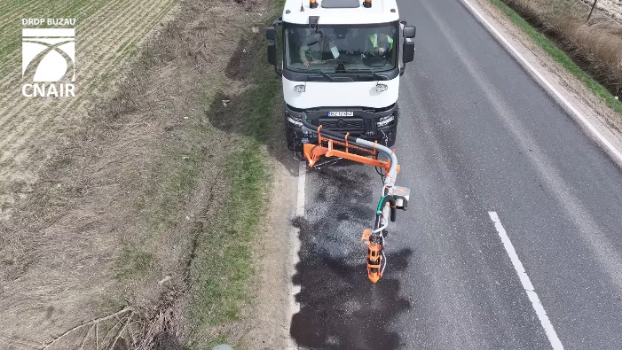 Super – mașina de reparat gropi adusă în România. Poate fi operată cu un singur om și permite reluarea imediată a traficului