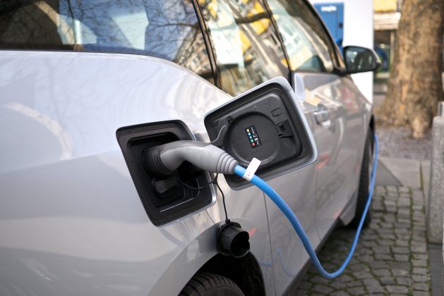 Numărul mașinilor electrice din România a ajuns la 75.000, dar piața “se răcește”. Ce s-a întâmplat în luna august și ce modele au preferat românii