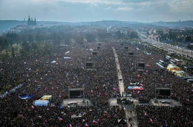 VIDEO Cehii au ieșit în stradă la cele mai mari proteste din istoria recentă. Scandări pro Uniunea Eurpeană