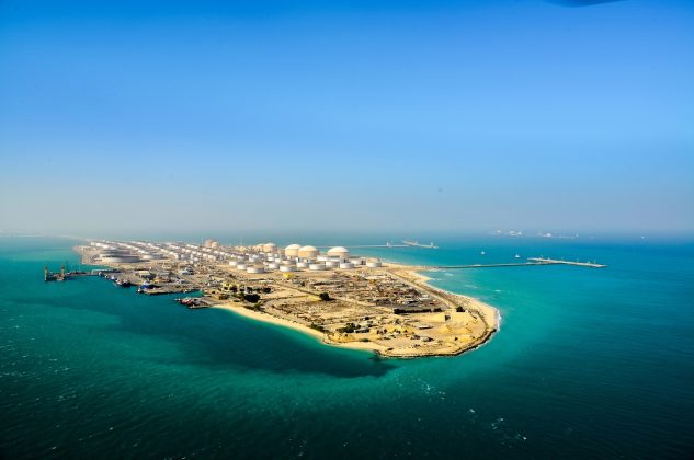 O rafinărie uriașă a gigantului Aramco din Arabia Saudită a fost lovită de o dronă și a fost oprită