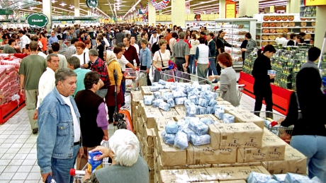 Şoc la raft. Românii vor resimţi creşteri de preţuri chiar din această lună, crede analistul economic Adrian Negrescu
