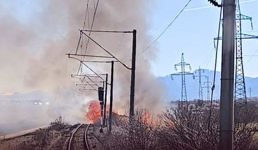 Traficul feroviar, suspendat temporar în zona Brașov, din cauza unui incendiu de vegetație