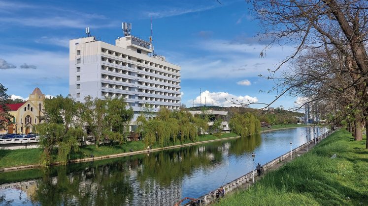 FOTO Se redeschide un celebru hotel din Oradea. Cum arată Continental Forum după investiții de 24.000 de euro pe cameră