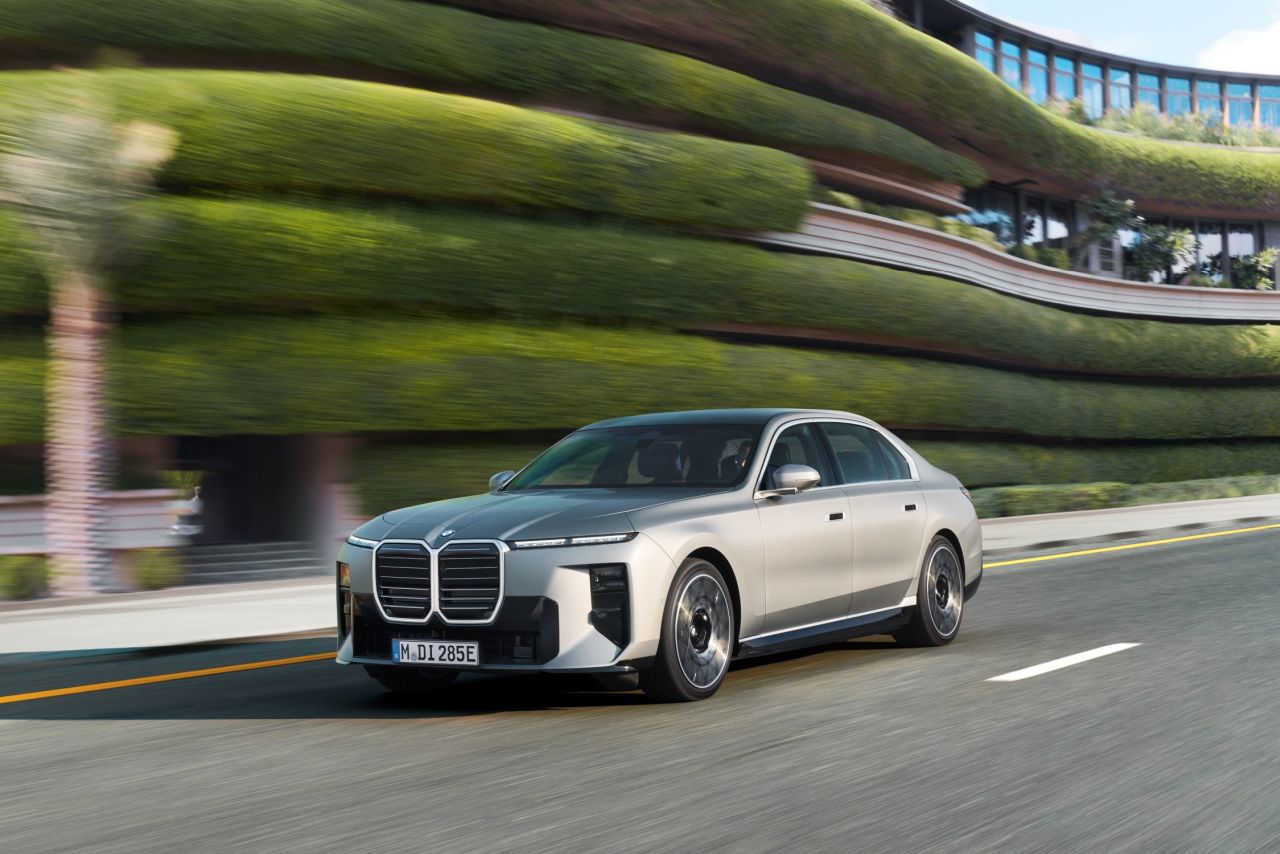 BMW a prezentat o nouă interpretare pentru Seria 7: Exterior „monolitic”, interior futurist, autonomie electrică majorată
