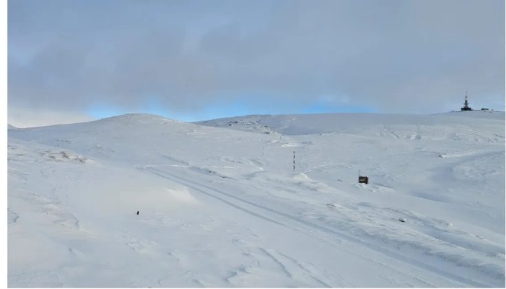 ANM avertizează că există un risc semnificativ de avalanșe în Munții Făgăraș și Bucegi la peste 1.800 de metri altitudine. Stratul de zăpadă de pe Vârful Omu depășește 2 metri