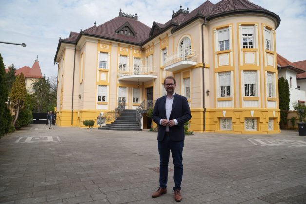 Primăria Timișoara a evacuat cu jandarmii o familie care ocupa ilegal o vilă impozantă de pe bulevardul C.D. Loga, imobil în care va amenaja o grădiniță (VIDEO)