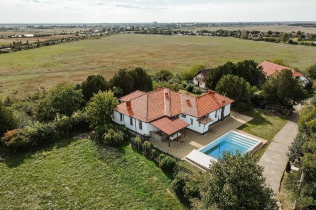Un conac boieresc de secol XIX în apropiere de București, scos la vânzare de Romania Sotheby’s International Realty. Proprietatea are piscină și 2 hectare de teren