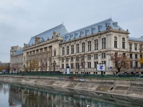 Curtea de Apel București suspendă deciziile CNA de retrage a licențelor Realitatea Plus și Gold FM. Posturile vor putea emite în continuare