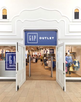 Celebrul brand american GAP a revenit pe piața locală cu un magazin cu reduceri permanente de 30-70%