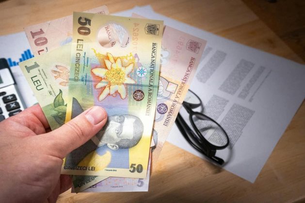 Credite online și bugetul lunar: cum își calculează românii banii de la salariu la salariu