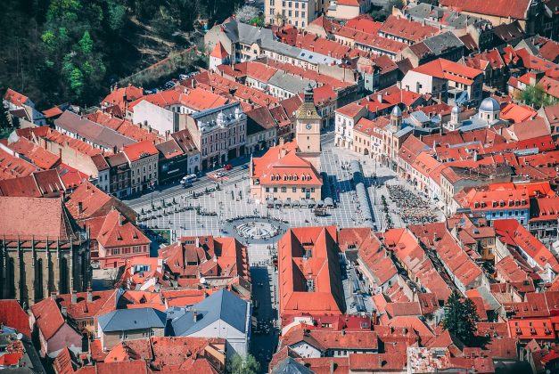 Anunţ pentru locuitorii din Brașov. Cât va costa parcarea