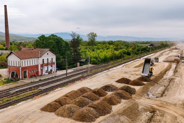 FOTO Calea ferată Caransebeș – Timișoara – Arad: Lucrările de modernizare pe lotul 1 se aproprie de 10%