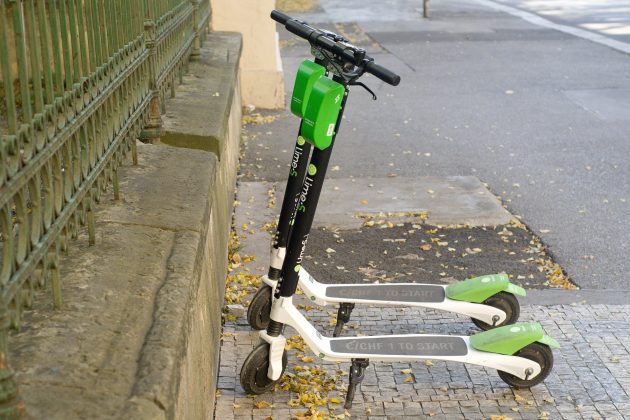 Accident mortal în centrul Capitalei. O femeie de 35 de ani a murit vineri după ce a căzut de pe o trotinetă electrică