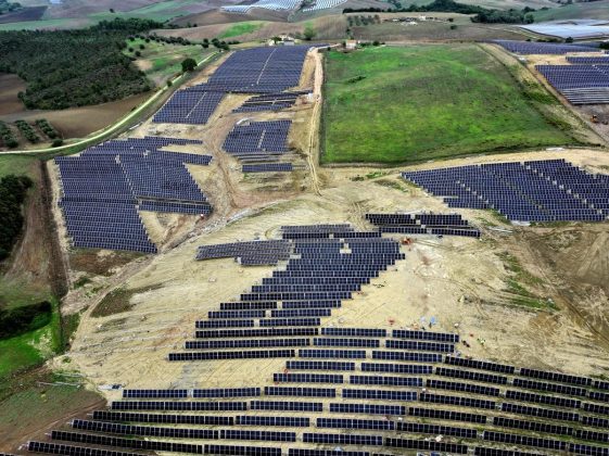 Top contractori pentru parcuri fotovoltaice utility-scale: cine livrează cu adevărat proiecte predictibile