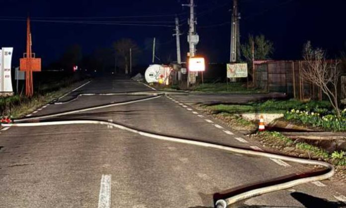 O cisternă cu 30.000 de litri de GPL s-a răsturnat în Prahova. 70 de oameni au fost evacuați