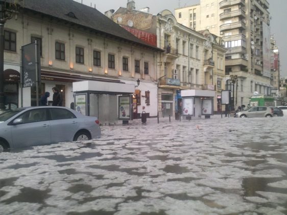 Fenomenele meteo extreme lovesc tot mai puternic locuințele din România. Sumă record plătită în ultimele zile de companiile de asigurări pentru pagubele produse în București și Ilfov