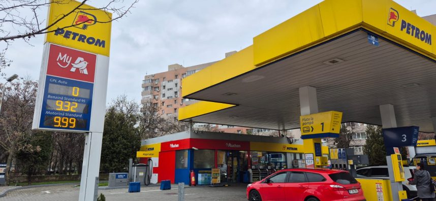 Nouă reducere cu 50 de bani pe litru a prețurilor la carburanți, pe masa Guvernului. Încă nu se taie din taxe, s-ar putea pune un nou impozit pentru Petrom