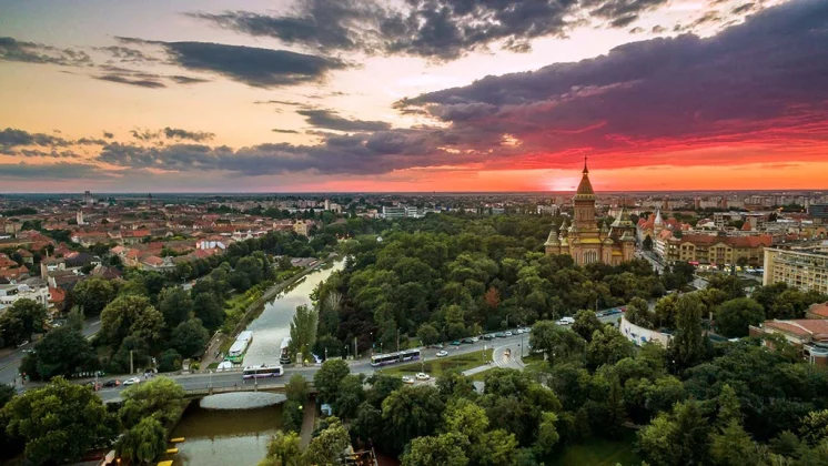 Panouri solare pe 20 de hectare în parc fotovoltaic Timișoara, generând energie verde pentru iluminat public eficient și sustenabil | sursa foto: Economica