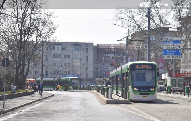 „Tramvaiul corporatiștilor”. Ce zice STB despre peroanele liniei 5, considerate de unii călători prea înguste