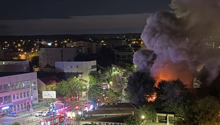 Incendiu în Capitală! Un restaurant și trei magazine au ars pe șoseaua Colentina. Locatari evacuați