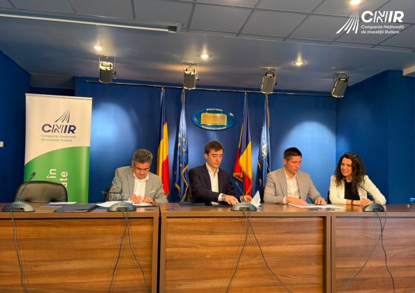 Șantierul autostrăzii A8 tronson 3 cu utilaje și muncitori FCC Construction lucrând la fundația drumului lângă Iași. | sursa foto: Economica Șantierul autostrăzii A8 tronson 3 cu utilaje și muncitori FCC Construction lucrând la fundația drumului lângă Iași. | sursa foto: Economica