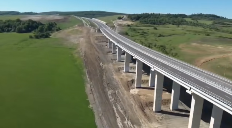 VIDEO Autostrada Transilvania: Umbrărescu se apropie de finalizarea lucrărilor pe încă un lot de 12 kilometri