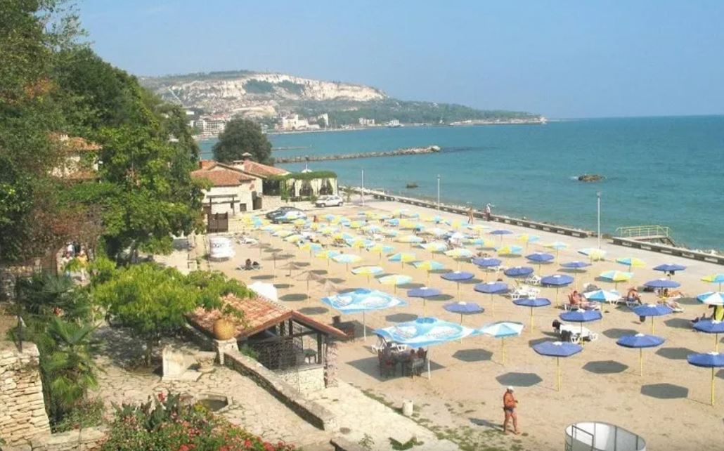FOTO Mai merită să mergi la mare în Bulgaria? O bere la terasă costă 5