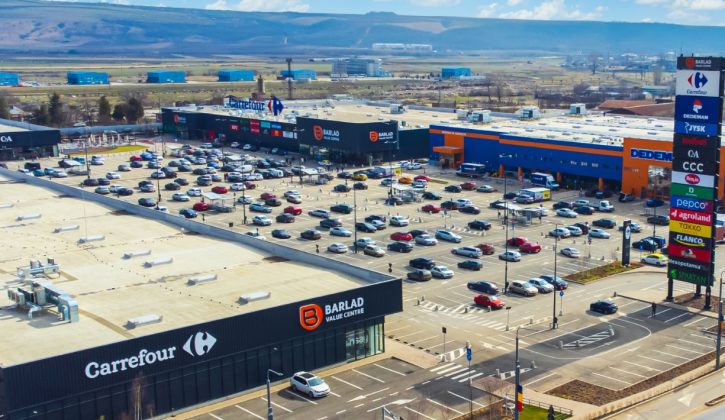 Vedere aeriană a unui AFI Value Park modern, parte din tranzacția imobiliară cu șase parcuri retail România, cu clădiri comerciale și parcări. | sursa foto: Economica