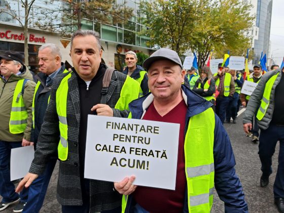 Tren vechi pe o linie feroviară degradată în România, ilustrând problemele infrastructurii feroviare și lipsa finanțării transportului feroviar. | sursa foto: Economica