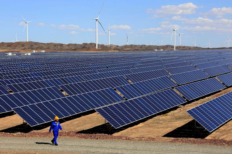 China a cheltuit mai mult pe energie curată decât restul lumii la un loc. Care sunt pericolele