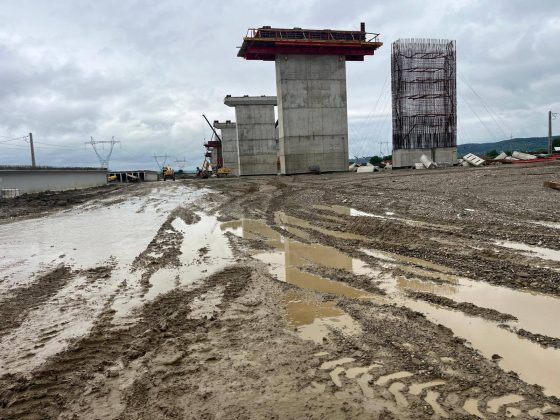 CNAIR: Ploile torenţiale au inundat şantiere de pe Autostrada A7 Focşani-Bacău