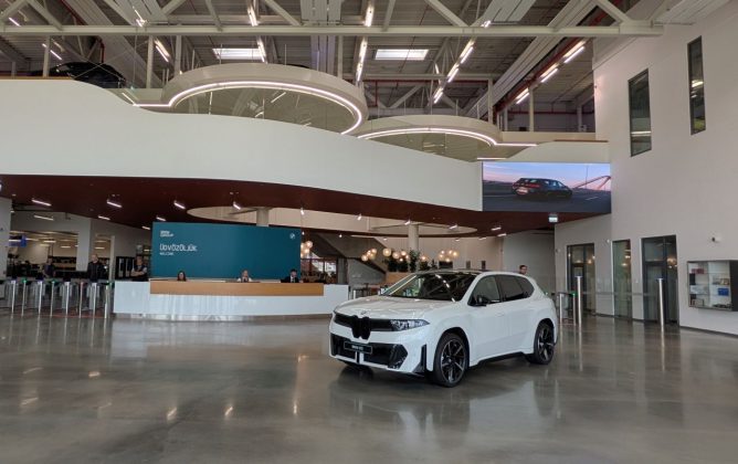 Dansul roboților la o aruncătură de băț de România. Cum arată, din interior, cea mai avansată uzină din istoria BMW și ce legături are cu vestul țării